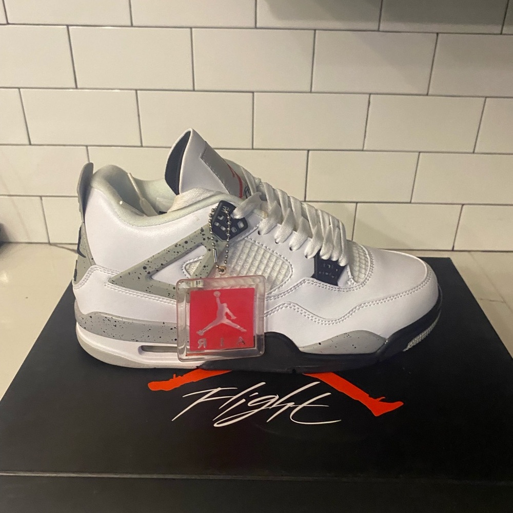Mens Jordan Retro 4 White Cement Size 8.